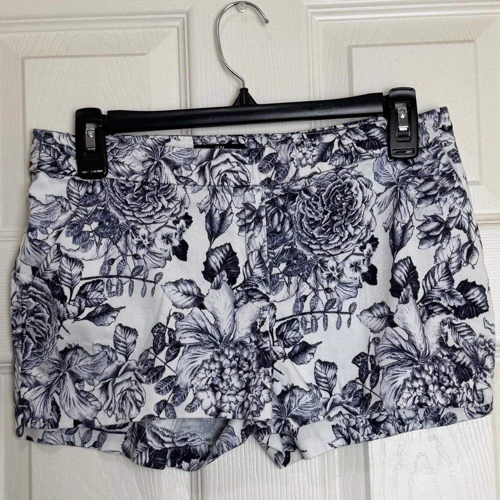 H&M Black and White Floral Shorts size 6
